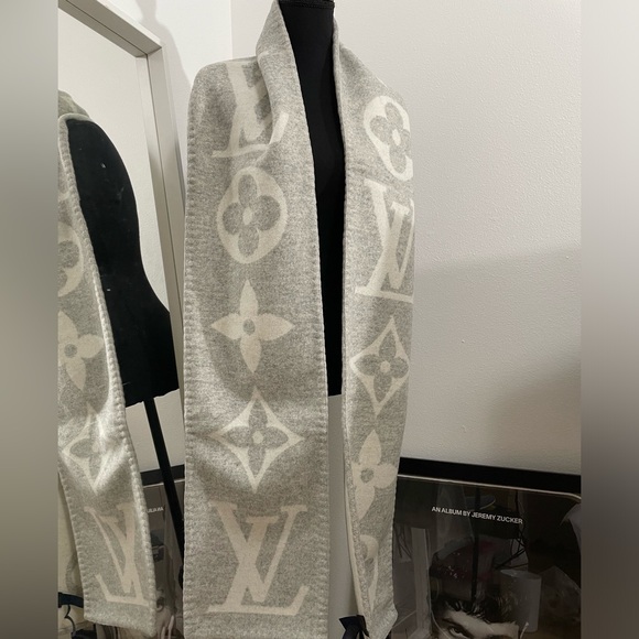 LV Sweet Dreams cashmere Scarf - Picture 2 of 8